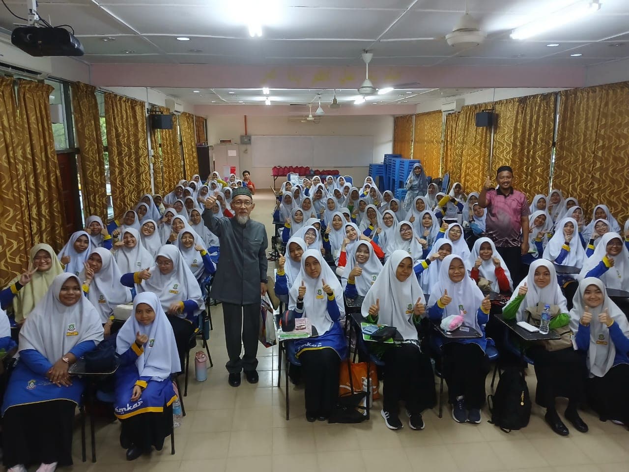 Ceramah motivasi di sekolah