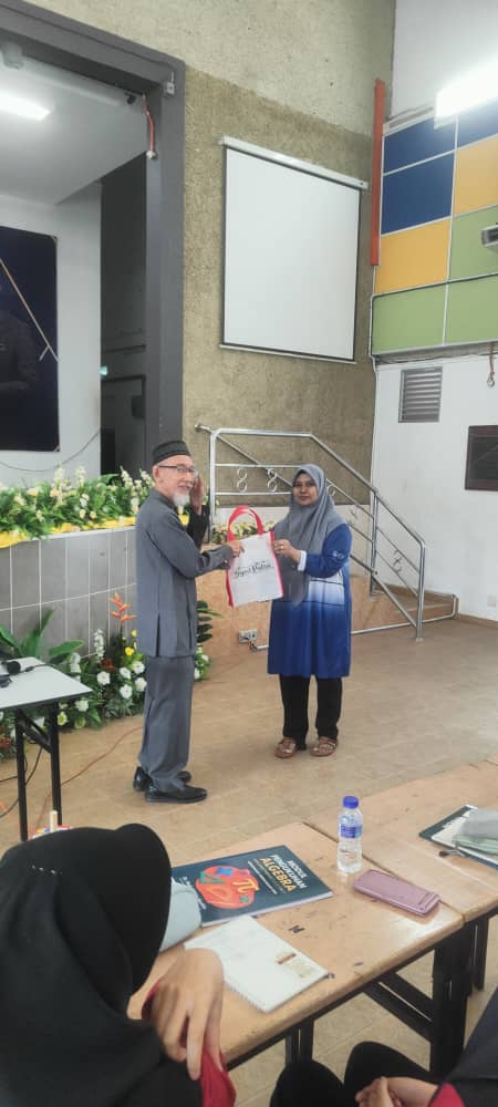 Ceramah di institusi